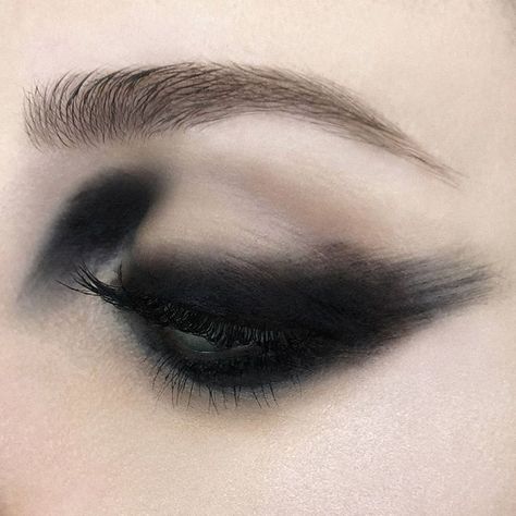 Kohl Eyeliner, Swag Makeup, Eye Looks, Edgy Makeup, Gothic Makeup, Goth Makeup, Dark Makeup, Kesha, Vegan Makeup