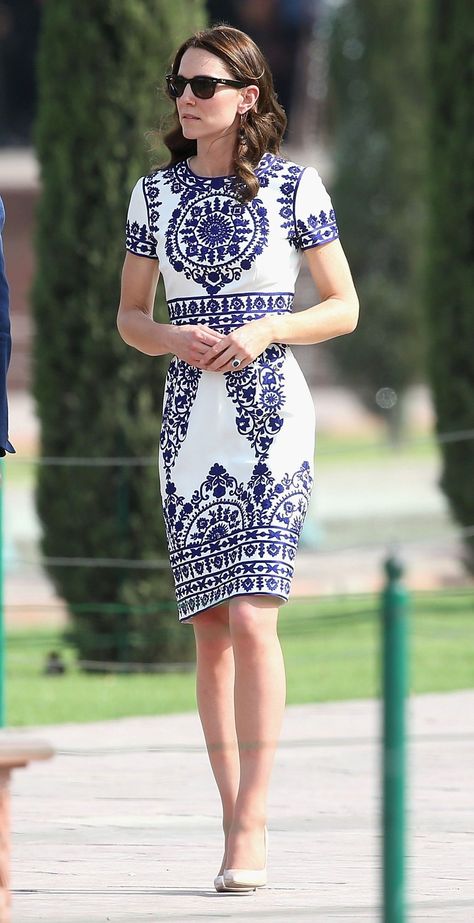 A volta à Índia de Kate Middleton em 14 vestidos                                                                                                                                                                                 Mais Vestidos Kate Middleton, Moda Kate Middleton, Kate Middleton Style Outfits, Duchesse Kate, Düşes Kate, Herzogin Von Cambridge, Looks Kate Middleton, Kate Middleton Hair, Kate Middleton Dress