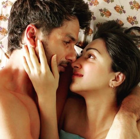 Kabir Singh Kiss Scene, Kabir Singh Movie Pics, Kabeer Singh, Kabir Singh, Romantic Couple Kissing, Cute Statuses, Couple Kissing, Hot Romance, Shahid Kapoor