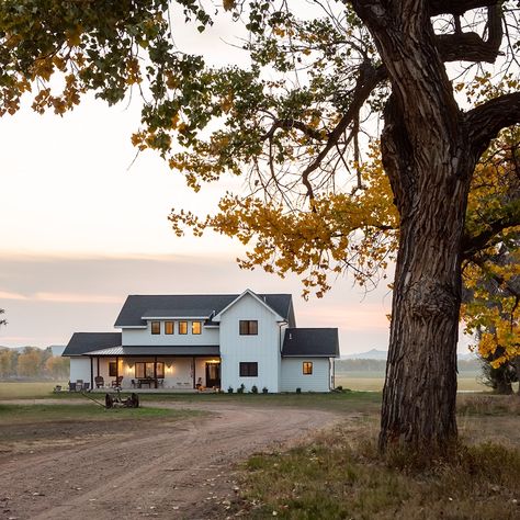 I love the way the view if our farmhouse changes with the season. Magnolia Farmhouse, American Farmhouse, Farmhouse Inspiration, Fall Farmhouse, Farmhouse Exterior, Old Farmhouse, Farmhouse Fall, In The Fall, House Inspiration