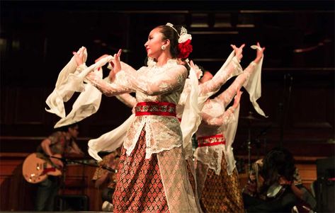 Tari Lenso, Maluku Tari Tradisional, Maluku Islands, Cultural Dance, Traditional Dance, Nct Taeyong, Malang, Batik, Flapper Dress, Dancer