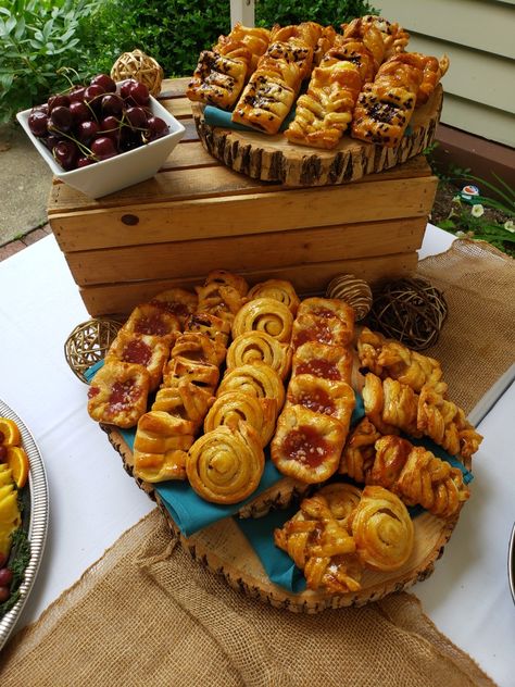 Danish & Pastry Platter Assorted Pastries Platter, Pastries Breakfast Platter, Pastry Buffet Display, Pastry Display Party, Pastry Bar Ideas, Breakfast Pastry Platter, Bakery Catering Ideas, Pastries With Parents Decorations, Pastry Tray Ideas