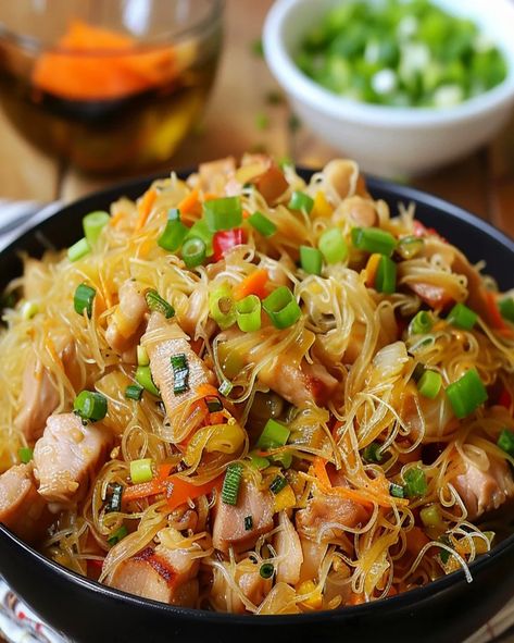 Simple Vermicelli Recipes, Vermicelli Chicken Recipes, Singapore Vermicelli Recipe, Rice Vermicelli Recipes, Easy Asian Noodle Recipes, Chicken Vermicelli, Noodles Asian, Easy Asian Noodles, Noodle Bowls Recipes