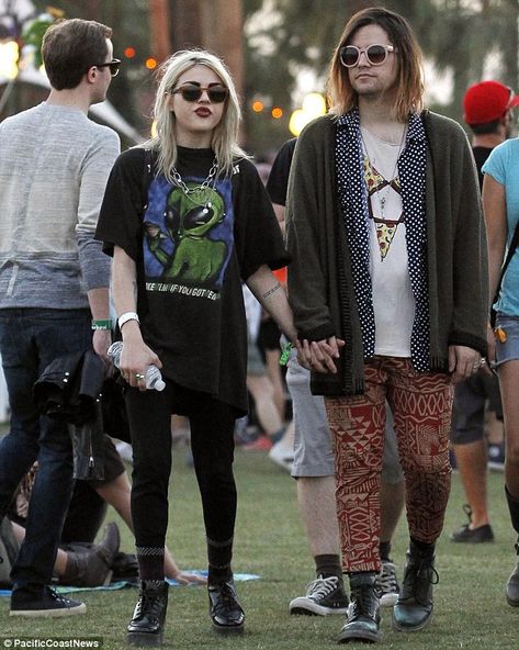 Loving Frances Bean's style. Kurt Cobain Outfit, Grunge Outfits 90s, Frances Bean Cobain, First Date Outfits, Goth Outfit, 90s Fashion Grunge, Courtney Love, Grunge Girl, Date Outfits