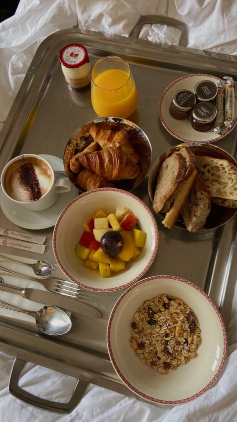 Room Service Pictures, Hotel Room Service Breakfast, Hostipal Aesthetic, Food In Hotel Aesthetic, Room Service Aesthetic Hotel, Hotel Services Hospitality, Room Service Food, Hotel Room Service Aesthetic, Hotel Room Service