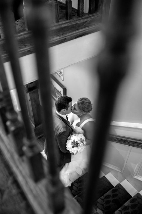 Wedding Photo On Stairs, Stairway Wedding Photos, Winter Wedding Photography Indoor, Wedding Photoshoot Stairs, Stairwell Wedding Pictures, Wedding Stairs Photography, Indoor Wedding Picture Ideas, Indoor Wedding Poses, Wedding Photo Ideas Inside