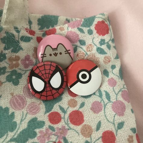 Diy Pin Badge, Cute Backpack Pins, Cute Pins For Bags, Diy Pins For Backpack, Button Pin Design Ideas, Pin Ideas Button Diy, Broches Aesthetic, How To Make Pins, Clay Badges