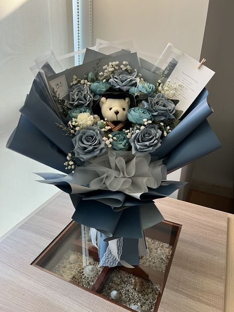 Buket Wisuda Aesthetic, Graduation Bouquet For Boys, Bucket Graduation, Bouquet Wisuda, Flower Bouquet Graduation, Bucket Wisuda, Paper Rose Craft, Graduation Flower Bouquet, Bouquet Graduation