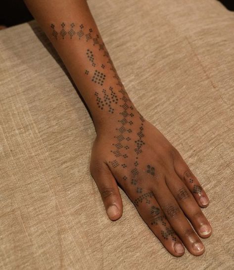 Emmy Lim Hon on Instagram: "Havent dropped anything on ig for a while , felt like i just needed a break from this matrix �😵‍💫 Heres a hand ornament i made for Vidya 🥰 its giving me much mehendi inspired vibes #handpoke #ornamental #adornment" Thai Finger Tattoo, Hand Tattoos Ornamental, Ornamental Tattoo Placement, Ornamental Finger Tattoo, Adornment Tattoo, Ornamental Hand Tattoo, Henna Sleeve, Cool Henna, Indian Feather Tattoos