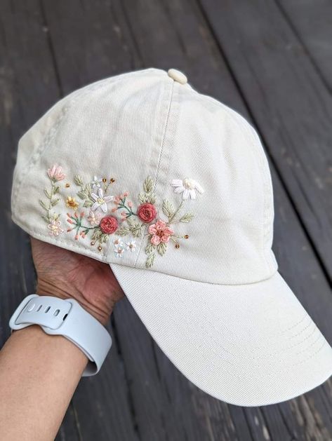 Embroidery On Cap Diy, Embroider Hat Diy, What To Embroider On, Embroidery On Clothes Ideas, Embroidery Hat Ideas, Hand Embroidered Hat, Embroidery Clothes Ideas, Clothing Embroidery Ideas, Things To Embroider On