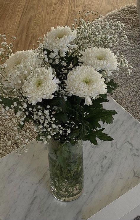 White Carnation Arrangements, Wedding Flowers Chrysanthemum, Christanthium Flower, Chrisantemum Bouquet, Chrisantemum Flower Bouquet, Mum Flower Arrangement, White Chrysanthemum Bouquet, Chrysanthemum Flower Bouquets, Chrysanthemums Bouquet