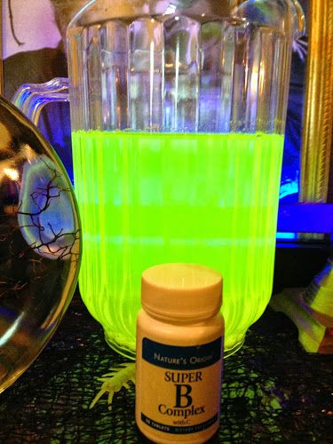 Amazing!! AND, fast, easy and cheap! | Lady Ford's Blog About Everything! Glowing liquid and you can drink it!!!!!!! (A little excited, can you tell?!) Halloween Idea, Drinks Alcohol, B Complex, Can Drink, Halloween Drinks, Gatorade Bottle, Easy Halloween, Drink Bottles, In The Dark