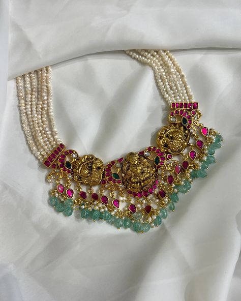 Kundan And Pearl Jewellery, Pearl Choker Necklace Indian Gold, Pearl Indian Jewellery, Small Necklace Designs, Pearl Choker Necklace Design, Pearl Choker Necklace Indian, Polki Designs, Fashion Jewelry Necklaces Gold, Kundan Choker Necklace