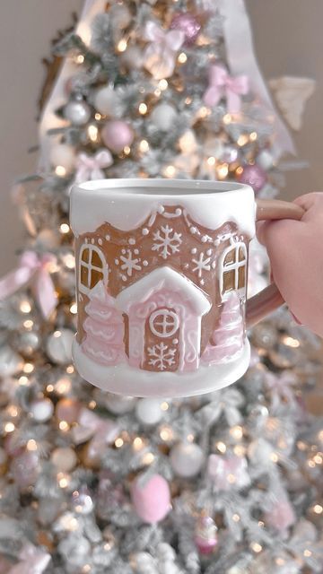 Natal, Christmas Gingerbread Aesthetic, Coquette Christmas Decor, Pink Christmas Mug, Gingerbread Table Decor, Pink Christmas Decorations Bedroom, Pink Cozy Aesthetic, Pink Xmas Decorations, Pink Christmas Room