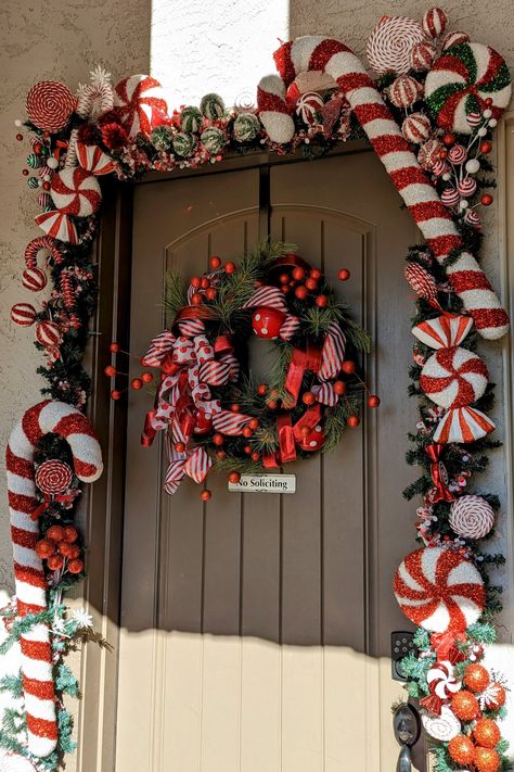 Traditional Red Christmas, Peppermint Christmas Decorations, Christmas Candy Cane Decorations, Candy Cane Decorations, Candy Cane Christmas Tree, Red Christmas Decor, Gingerbread Christmas Decor, Christmas Tree Decorating Themes, Peppermint Christmas