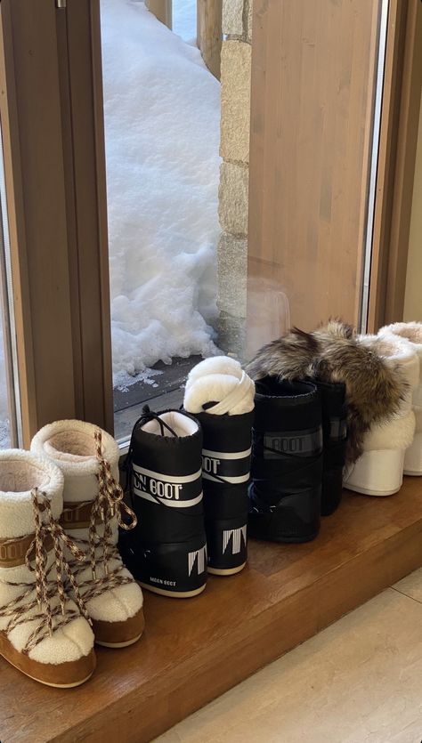 Uggs In Snow, Low Moon Boots Outfit, Mou Boots Outfit, Moonboot Outfit, Moon Boot Outfit, Black Moon Boots, Moon Boots Outfit, Skiing Clothes, Chalet Girl