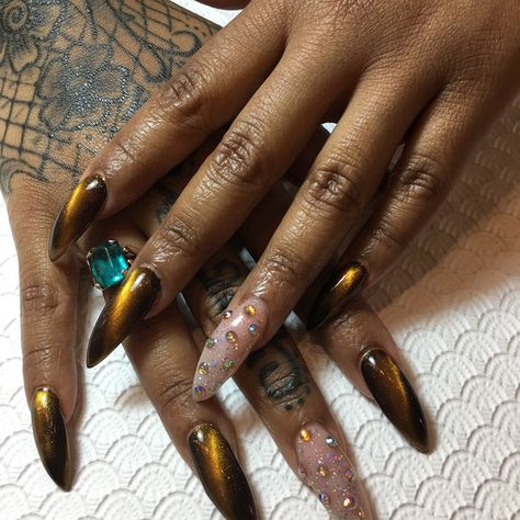 Cats eye gel nails Black Gold Cat Eye Nails, Black And Gold Cat Eye Nails, Cat Eye Nails Design Fall, Cat Eye Stiletto Nails, Cat Eye Nails French Tip, Cat Eye Acrylic Nails, Tigers Eye Nails, Gold Cat Eye Nails, Tiger Eye Nails