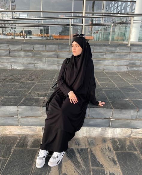 Hijabi Techwear, Casual Jilbab Outfit, Abaya And Sneakers, Abaya With Sneakers, Khimar Outfit, Jilbab Outfits, Islamic Modest Fashion, Abaya Outfit, Hijabista Fashion