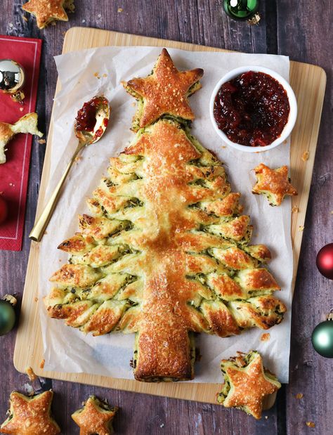 Chilli Relish, Pastry Christmas Tree, Christmas Nibbles, Pastry Christmas, Christmas Tree Bread, Christmas Canapes, Christmas Tree Food, Christmas Pastries, Festive Appetizers