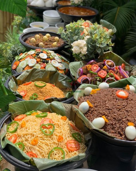 African Party Food, Buffet Set Up, Catering Table, Ghanaian Food, Bakery Design Interior, Lunch Table, Food Buffet, Catering Ideas Food, Party Food Buffet