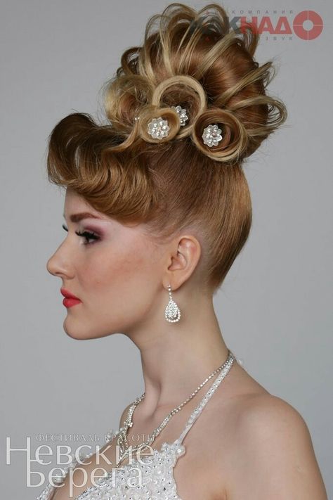 Sanggul Gala, Blonde Updo, High Fashion Hair, Peinados Hair Styles, Hair Styels, Competition Hair, Beehive Hair, Dramatic Hair, Evening Hairstyles