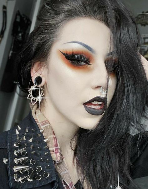 Gothic Queen Makeup, Goth Pirate Makeup, Witchy Goth Makeup, Autumn Goth Makeup, Fancy Goth Makeup, Witchy Makeup Aesthetic, Glam Goth Makeup, Punk Makeup Looks, Rocker Makeup