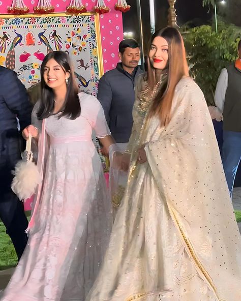 Aaradhya Bachchan Viral Photo: The Latest Photo That's Talk of the Town Aradhya Bachchan, Desi Ootd, Bachchan Family, Aaradhya Bachchan, Viral Photo, Latest Living Room Designs, Who's Who, Aishwarya Rai Bachchan, Talk Of The Town