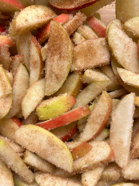 Apples And Cinnamon, I Want To Eat, Cinnamon Sugar, Food Obsession, Cinnamon Apples, Pretty Food, I Love Food, Not Mine, Good Eats