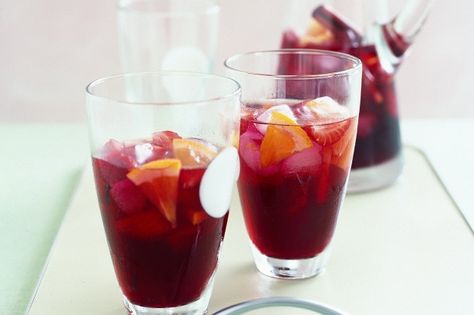 Chilled mulled wine main image Jus Anggur, Christmas Pasta, Cheesy Potato Bake, Classic Eggnog, Mulled Wine Recipe, Dinner Mints, Wine Recipe, Sweet White Wine, Festive Drinks