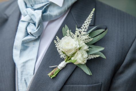 White Buttonhole, Romantic Wedding Ideas, Bridesmaid Glasses, Classic Romantic Wedding, Buttonhole Flowers, Groom Buttonholes, White Boutonniere, Boda Ideas, Button Holes Wedding