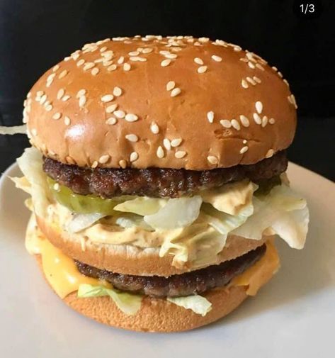 Essen, Homemade Big Mac, Mc Donald's, Homemade Burgers, Burger Buns, Dinner Meals, Big Mac, Happy Meal, Food Illustrations