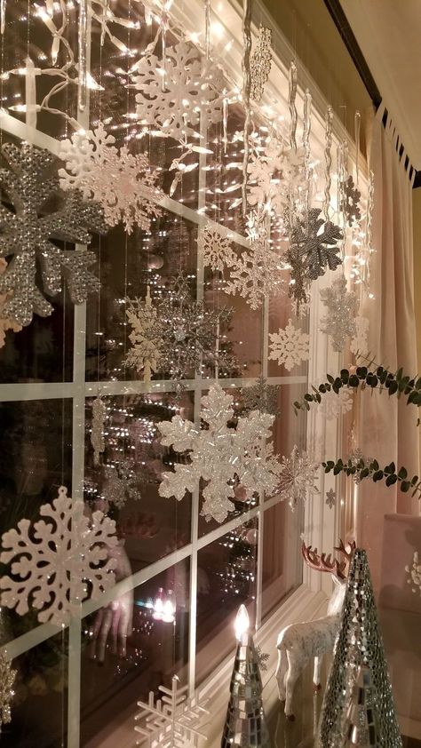 Christmas Window Seal Decor, Snow Blanket Decoration Ideas, Hallway Christmas Decor, Christmas Decorations Apartment, Christmas Apartment, Cozy Christmas Decor, Christmas Window Decorations, Christmas Decoration Ideas, Christmas Decor Inspiration