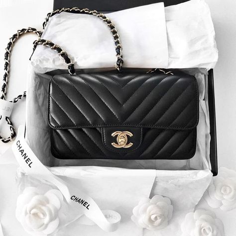 Chanel Chevron Mini Flap bag | pinterest: @Blancazh Chanel Chevron, Tas Bahu, Dream Bags, Chanel Black, Womens Purses, Chain Shoulder Bag, Chanel Handbags, Flap Bag, Designer Bags