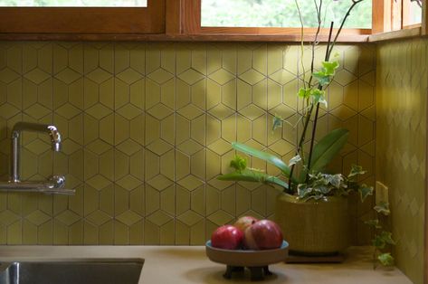 Kitchen Tile Installations – Heath Ceramics Green Tile Backsplash, Heath Tile, Green Backsplash, Kitchen Finishes, Mcm House, Heath Ceramics, Bath Tiles, Mid Century Kitchen, Tile Inspiration