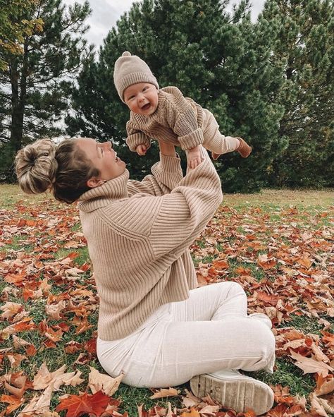 Fall With Newborn, Pumpkin Patch Family Photos With Newborn, Autumn Photo Ideas Family, Fall Photos With Infant, Baby First Fall Pictures, Fall With A Newborn, Fall Family Photos Infant, Fall Photos Instagram, Fall Pictures With Newborn