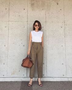 Fii Puternic, Áo Blu, Fashionable Work Outfit, Minimalist Fashion Women, Brown Purse, Effortlessly Chic Outfits, Casual Day Outfits, Elegante Casual, Casual Work Outfits