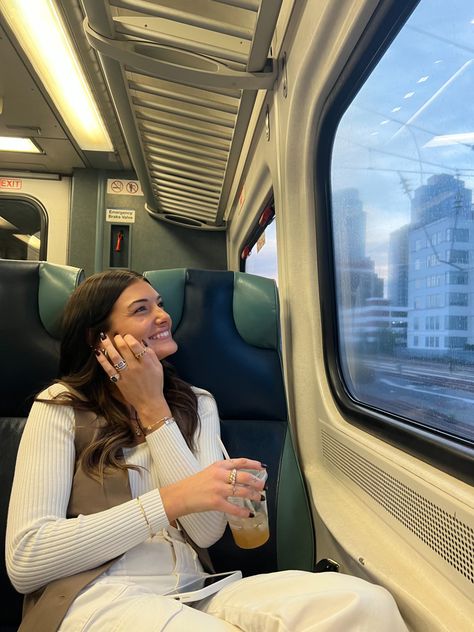 Train Picture Ideas, Taking The Train Aesthetic, Train Girl Aesthetic, Netherlands Photo Ideas, Train Photoshoot Aesthetic, Train Photo Ideas Instagram, Revenge Selfie, Photo In Train, Train Outfit Travel