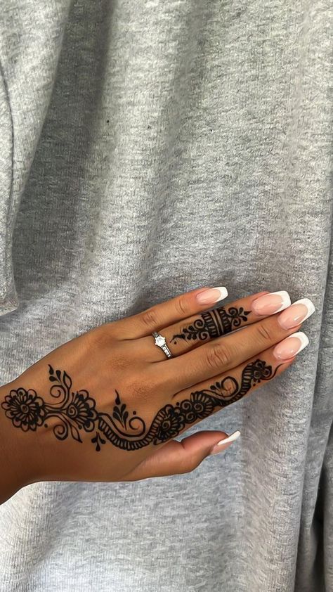 Simple Back Hand Henna Designs, French Tip Nails With Henna Design, Henna Right Hand, Henna Designs Black Women Simple, Prom Henna Designs, Henna With Initials, Henna Designs On Black Women, Henna For Prom, Modele Henne Main Simple