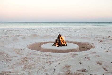 firepit Beach Weding, Sand Fire Pits, Beach Bonfire Parties, Beach Fire Pit, Bonfire Wedding, Beach Life Hacks, Bonfire Birthday, Bonfire Pits, Beach Fire