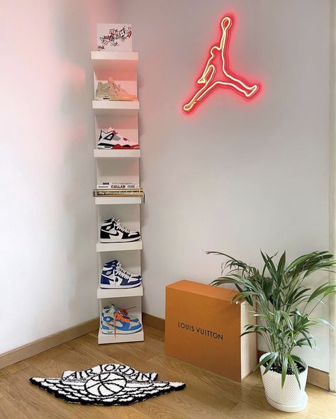 Shoe Stand Ideas Bedroom, Sneaker Display Bedroom, Jordan Room Decor, Hype Beast Room Decor, Sneaker Shelf, Sneaker Shelves, Clothing Rack Bedroom, Sneakerhead Room, Hypebeast Room