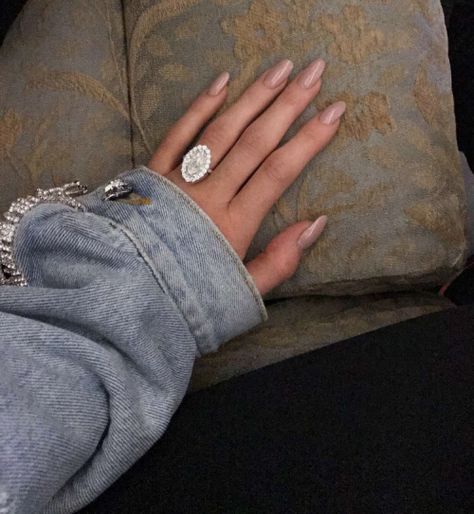 Kylie Jenner Style Outfits, Kylie Jenner Jewelry, Kylie Jenner Rings, Cartier Nail Bracelet, Acrylic Nails Kylie Jenner, Nail Art Pastel, Jenner Nails, Kylie Nails, Kylie Jenner Nails