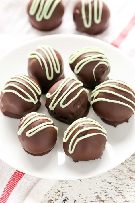 These Mint Chocolate Truffles only require 3 ingredients and can be made using just the microwave. The perfect treat for mint chocolate lovers! Mint Chocolate Truffles, Oreo Truffle Brownies, Mint Frosting, Mint Desserts, Chocolate Cookie Dough, Candy Truffles, Chocolate Chip Ice Cream, Oreo Truffles, Chocolate Cookie Recipes