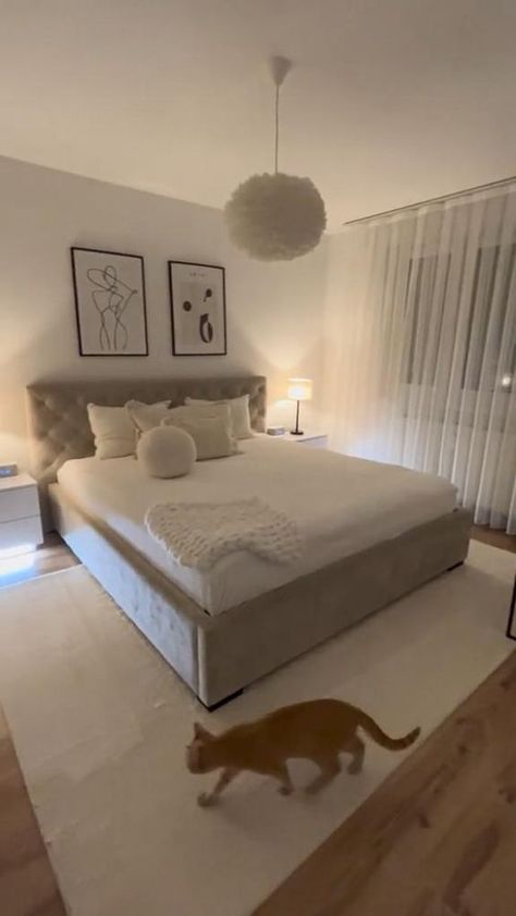 Cream Bed Decor Ideas, Main Bedroom Inspirations, Bedroom Inspirations White Furniture, Basic Bedroom Ideas Simple, Guess Bedroom Ideas, Bilik Aesthetic, Minimalism Bedroom Ideas, Nude Room Ideas, Cream Room Aesthetic