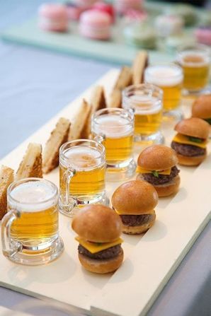 mini beers + burgers Wedding Emoji, Save Wedding, Mini Hamburger, Wedding Appetizers, Reception Food, Wedding Reception Food, Mini Burgers, Cocktail Sauce, God Mat