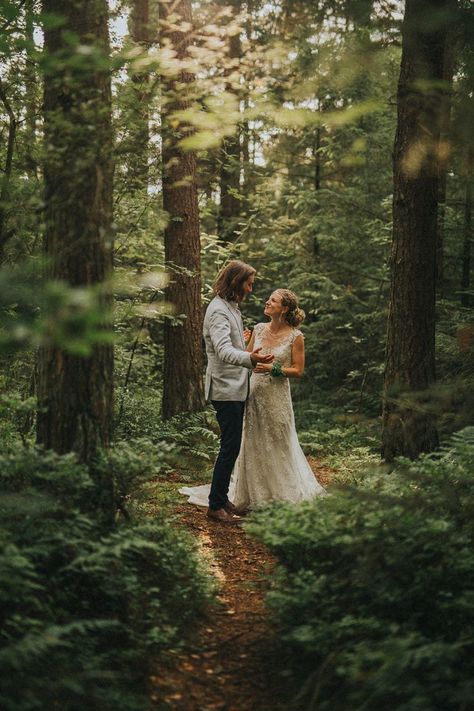 Creative Wedding Pictures, Boho Wedding Photography, Fall Wedding Photography, Forest Theme Wedding, Origami Cranes, Wedding Portrait Poses, Outdoor Wedding Photography, Creative Wedding Photo, Woodsy Wedding