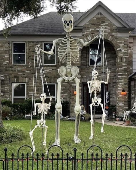 Front Yard Decor Ideas, 12ft Skeleton, Yard Decor Ideas, Skeleton Ideas, Halloween Yard Displays, Scary Halloween Decorations Outdoor, Scary Halloween Decorations Diy, Front Yard Decor, Skulls And Bones