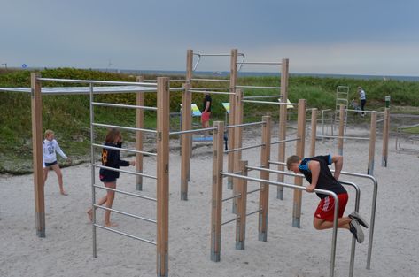 calisthenics-playparc Basic Calisthenics, Gym Architecture, Calisthenics Gym, Calisthenics Equipment, Playgrounds Architecture, Human Flag, Outdoor Fitness Equipment, Beach Workouts, Outdoor Gym