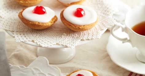 Enjoy these scrumptious and sweet cherry bakewell tarts- perfect for morning or afternoon tea. Cherry Bakewell Recipe, Bakewell Tart Recipe, Cherry Bakewell Tart, Bakewell Tarts, Mary Berry Recipe, Cherry Bakewell, Tarts Recipe, British Desserts, Bakewell Tart