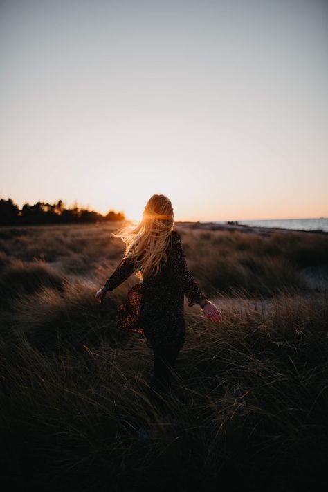 Moody Sunset Photography, Adventure Portraits, Mountain Woman, Moody Photoshoot, Sunset Photography People, Mountain Portraits, Spiritual Coach, Adventure Photography, Shooting Photo