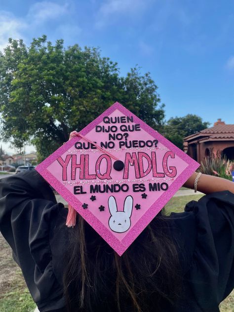 Fuerza Regida Graduation Cap, Graduation Cap Designs Karol G, Diy Graduation Cords, Graduation Cap Designs Spanish Quotes, Junior H Graduation Cap, Senior Quotes Bad Bunny, Colombian Graduation Cap, Bad Bunny Senior Quotes, Cute Caps For Graduation